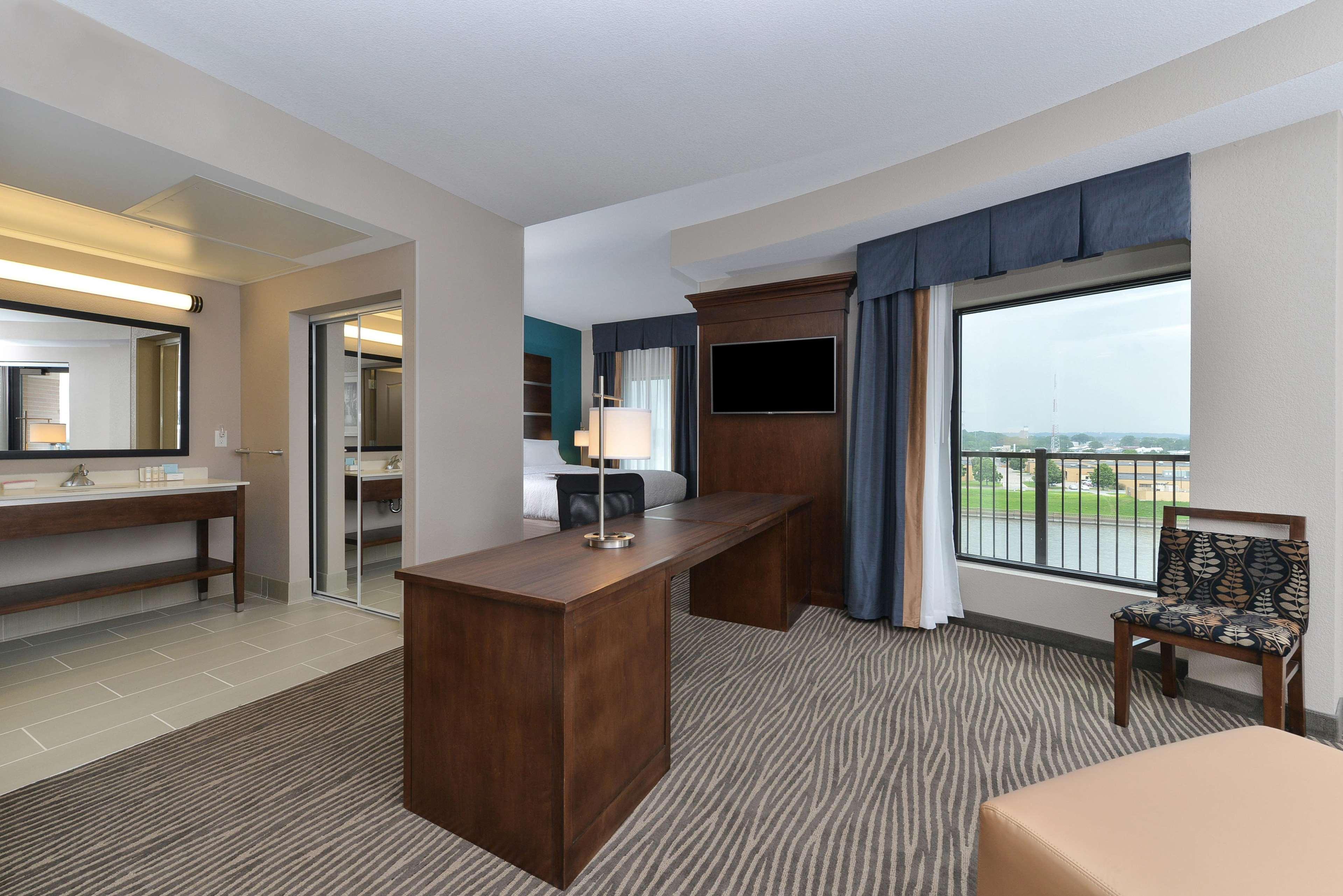 Hampton Inn & Suites Des Moines Downtown Exterior foto